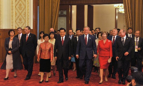8月8日,中国国家主席胡锦涛和夫人刘永清为出席北京奥运会的贵宾举行欢迎宴会。这是宾主步入宴会厅。 新华社记者 樊如钧 摄