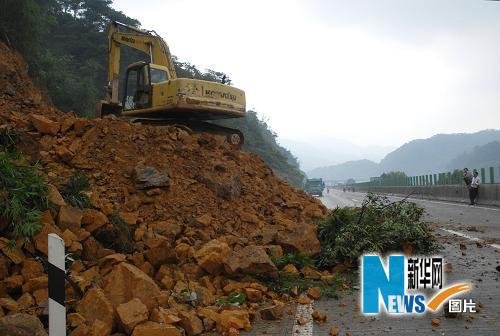 6月15日,公路抢险人员在清连高速公路发生塌方的地段抢修。新华社发(曹菁 摄)